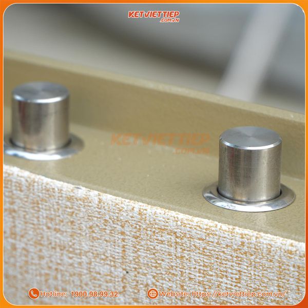 Chi tiết chốt khóa inox phi 25mm trên két sắt siêu cường Việt Tiệp KSC100VTĐT, đúc đặc nguyên khối giúp chống cạy phá và tăng độ an toàn tuyệt đối.