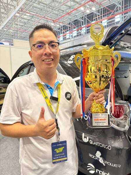 Anh Nguyễn Phước vô địch nhận cúp vô địch tại EMMA 2026