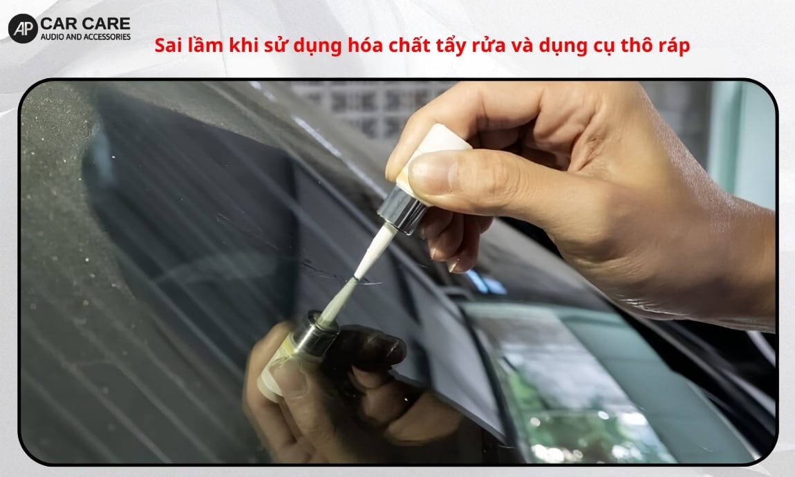 Sai lầm khi sử dụng hóa chất tẩy rửa và dụng cụ thô ráp
