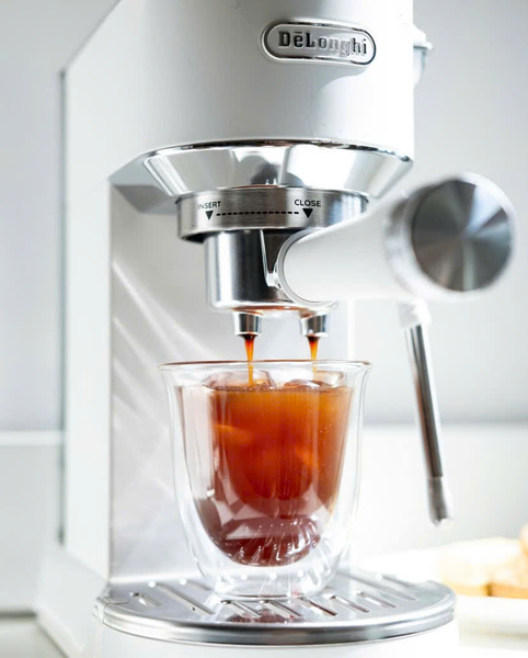 Pha cà phê lạnh với máy pha cà phê hiện đại nhất Delonghi EC 890 WI Dedica Duo