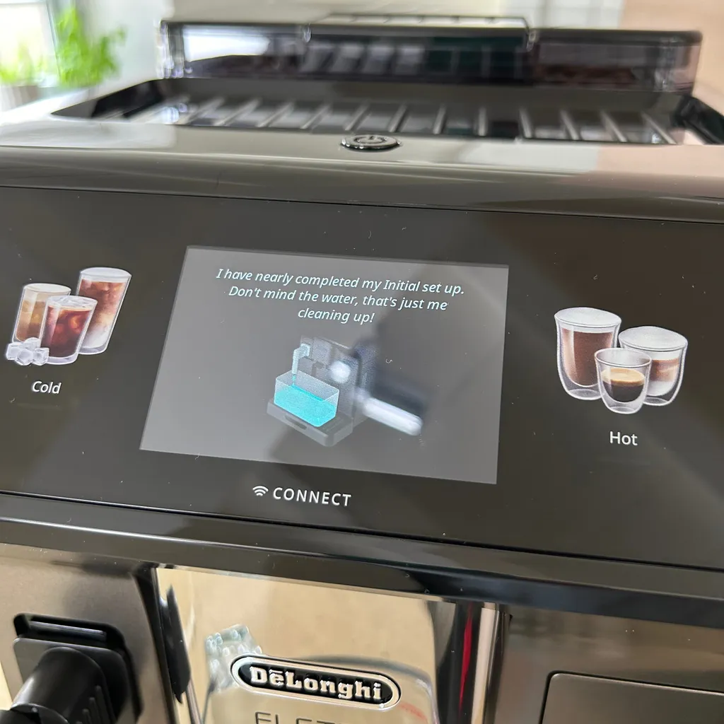 Các tin nhắn thông báo được hiển thị trên màn hình cảm ứng của máy pha cà phê Ý chuyên nghiệp Delonghi ECAM450 65