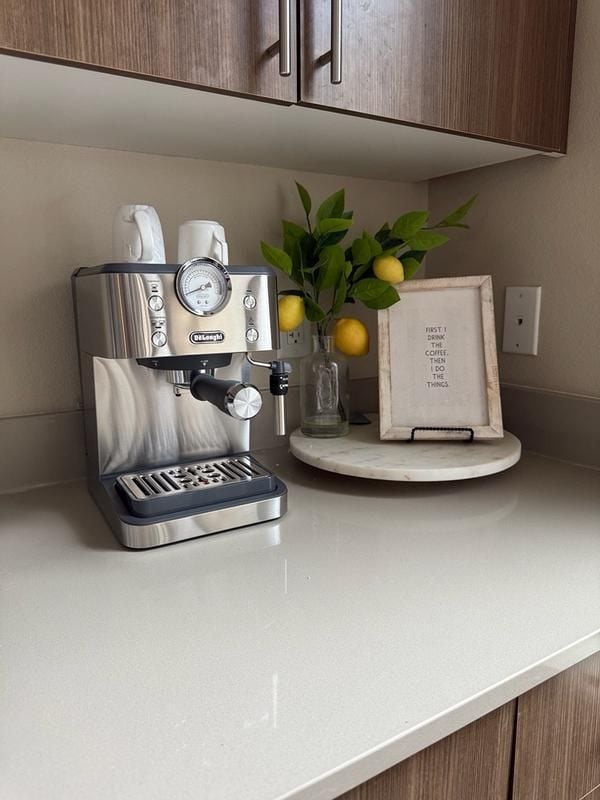 Kích thước nhỏ gọn của máy pha cà phê của Ý Delonghi EM 450 M