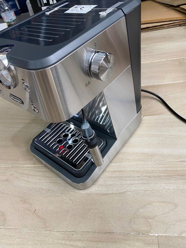 Nút xoay ở bên hông để bật chức năng nước nóng/hơi nước