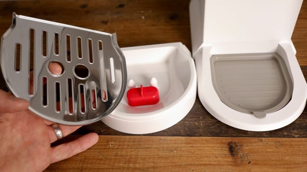 Khay hứng nước tháo rời của máy pha cà phê ủ lạnh Delonghi EC890.WI màu trắng