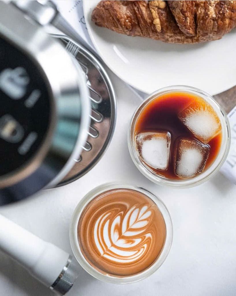 Tận hưởng cốc Cold Brew mát lạnh với máy pha cà phê ngon delonghi dedica duo ec890 wi espresso coffee machine white