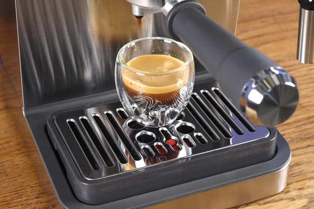 Pha Espresso với máy pha cà phê rang xay Delonghi EM450 M