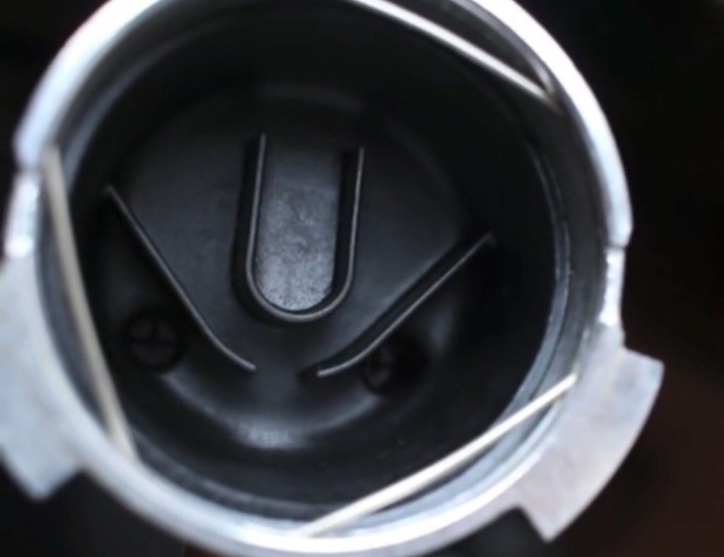 Bên trong tay cầm máy pha cà phê gia đình Delonghi EC885