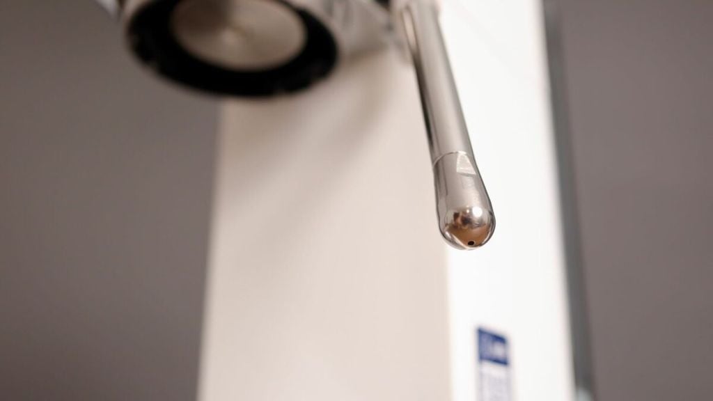 Vòi đánh sữa máy pha cà phê mini Delonghi EC890WI màu trắng