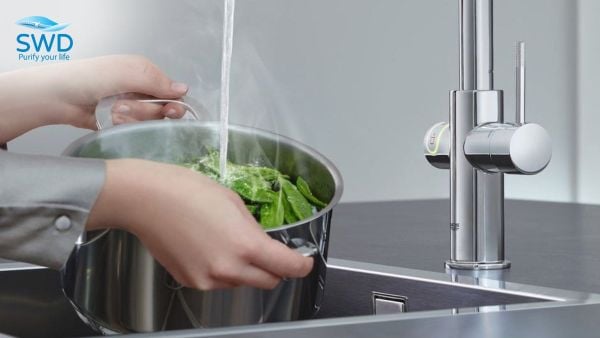 Trong nỗ lực tìm kiếm nguồn nước sạch cho gia đình, máy lọc nước gầm bếp (thường sử dụng công nghệ RO dân dụng) luôn là thiết bị được ưu tiên lắp đặt. Tuy nhiên, trong quá trình sử dụng thực tế, không ít gia chủ phải đối mặt với tình trạng phiền toái: Máy bơm kêu to, nước chảy yếu và các lõi lọc thô liên tục bị tắc nghẽn chỉ sau một thời gian ngắn.