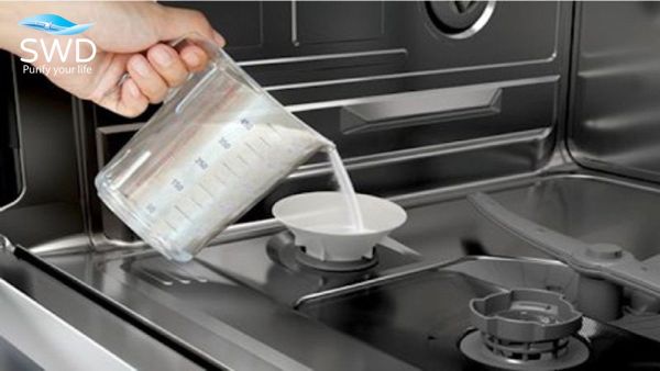 Đứng trước nỗi lo hỏng hóc máy rửa bát và bồn sục massage do cặn Calcium, gia chủ nên dùng hóa chất định kỳ hay đầu tư hệ thống lọc tổng tinh khiết Dòng R từ SWD? Khám phá bài toán kinh tế và kỹ thuật.