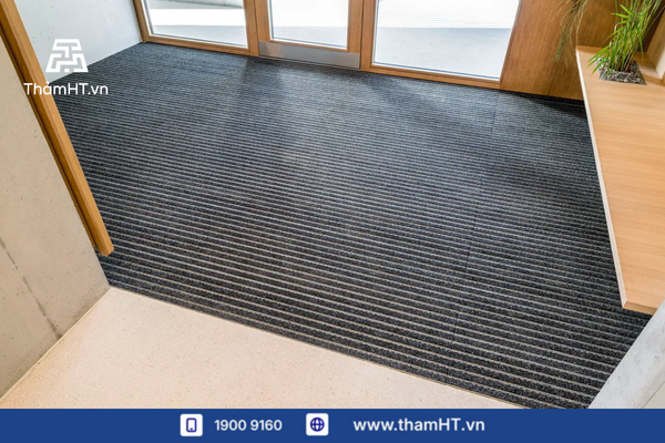 Thảm lót cửa giúp ngăn chặn nước mưa và bụi bẩn từ bên ngoài