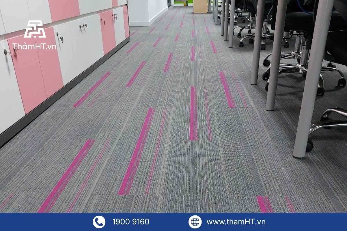 Thảm trải sàn văn phòng chống cháy theo tiêu chuẩn ISO 11925-2:2020 - Thảm tấm văn phòng 25x100 - mã DOMAIN sọc Tím
