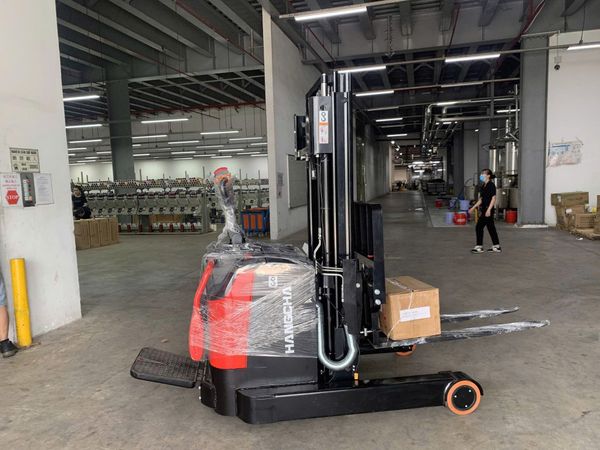 xe nâng tay điện bệ đứng lái có khung nâng di chuyển Hangcha giá tốt