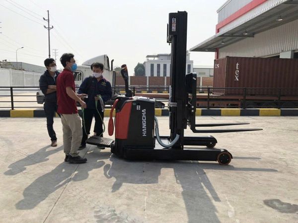 xe nâng tay điện có bệ đứng lái Hangcha khung nâng di chuyển