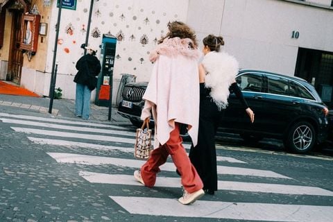 Quạt Xếp Paris Fashion Week: Từ Phụ Kiện Chống Nóng Đến Biểu Tượng Phong Cách Đỉnh Cao