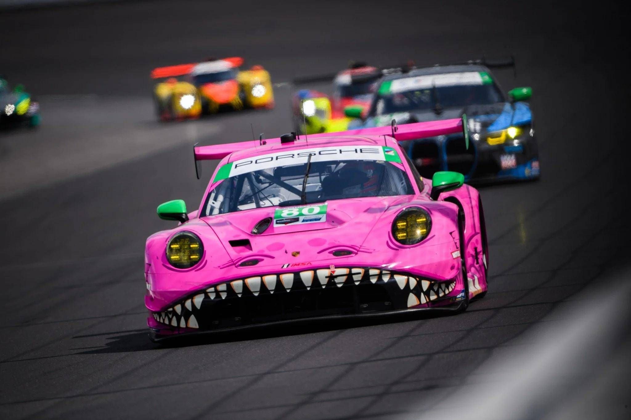 Roxy Porsche 911 GT3 R màu hồng của AO Racing