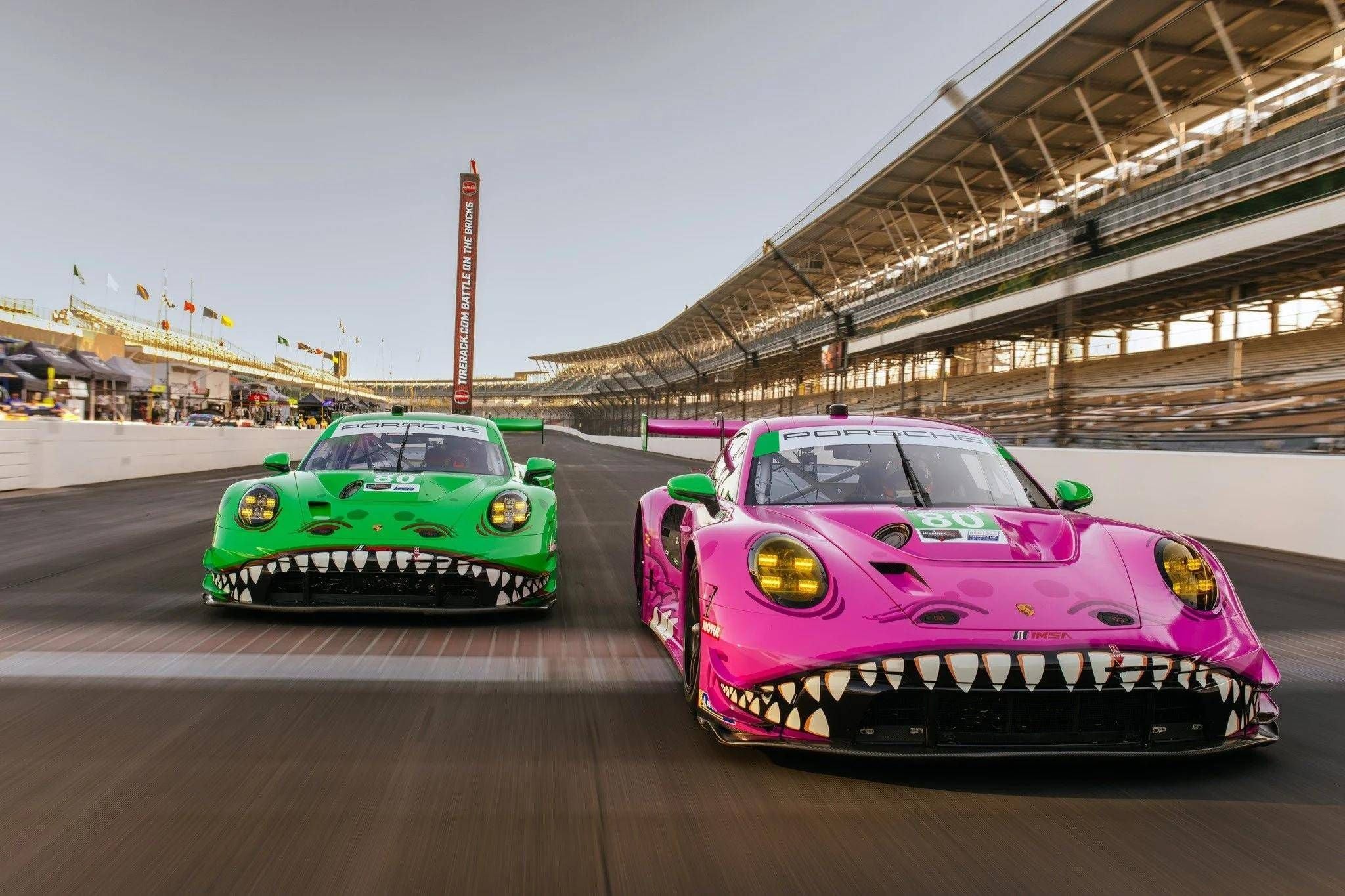 So sánh Rexy và Roxy Porsche 911 GT3 R AO Racing