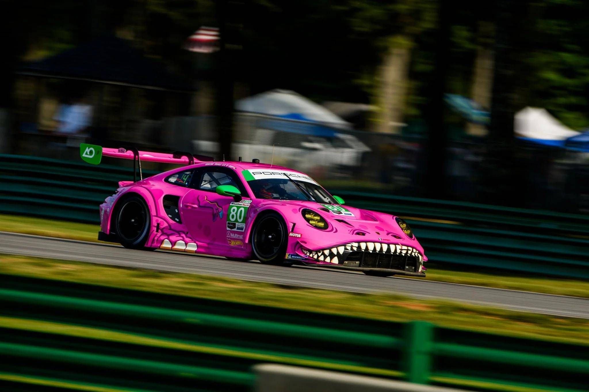 Roxy Porsche 911 GT3 R màu hồng của AO Racing