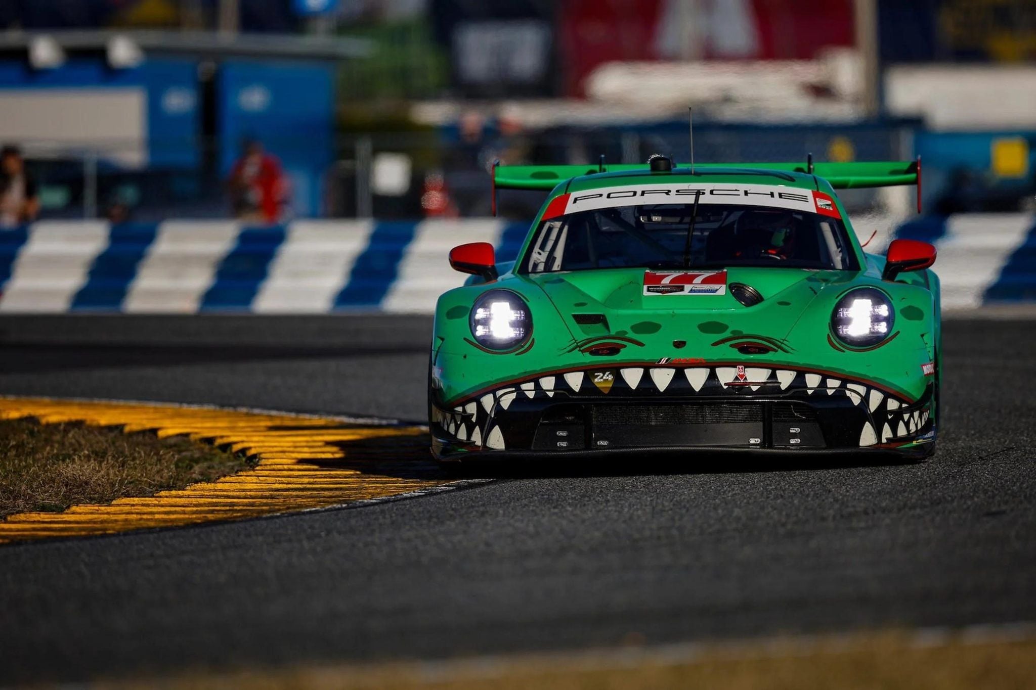 Rexy Porsche 911 GT3 R màu xanh của AO Racing