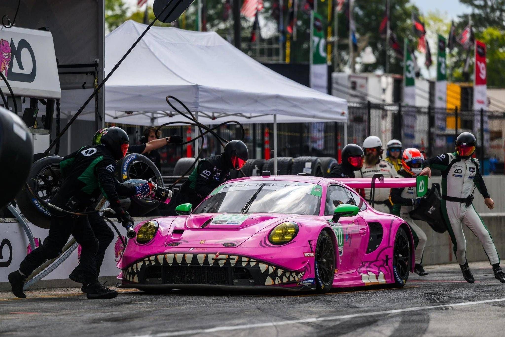 Roxy Porsche 911 GT3 R màu hồng của AO Racing