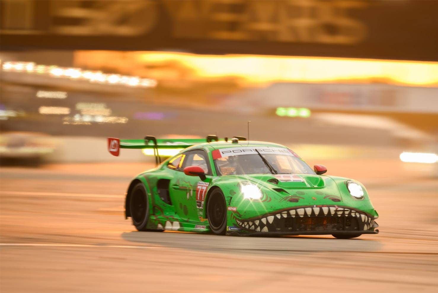 Rexy Porsche 911 GT3 R màu xanh của AO Racing