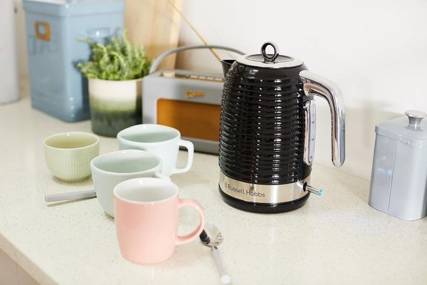 Ấm siêu tốc Russell Hobbs Inspire 1.7L sử dụng tiện lợi cho gia đình