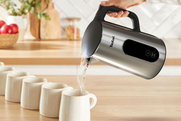 Ấm siêu tốc Tefal Selection KI871DE0 1.7L – 6 mức nhiệt, hiển thị nhiệt độ Ấm siêu tốc Tefal Selection KI871DE0 1.7L là mẫu ấm điện hiện đại của Tefal, nổi bật với khả năng lựa chọn 6 mức nhiệt từ 40°C đến 100°C, màn hình kỹ thuật số hiển thị nhiệt độ và thiết kế thân inox 2 lớp. Dung tích 1,7L đáp ứng tốt nhu cầu sử dụng nước nóng hằng ngày cho gia đình, pha trà, cà phê, đồ uống và nhiều mục đích khác. 1. Thông tin sản phẩm Tên sản phẩm: Ấm siêu tốc Tefal Selection KI871DE0 Model: KI871DE0 Thương hiệu: Tefal – Pháp Dung tích: 1,7L Công suất: 1.500W Chất liệu: Thép không gỉ/Inox Thiết kế: Thân 2 lớp Điều chỉnh nhiệt độ: 6 mức Màn hình: Hiển thị nhiệt độ kỹ thuật số Đế: Xoay 360° Bộ lọc: Lọc cặn có thể tháo rời Tính năng an toàn: Tự động ngắt Màu sắc: Inox Xuất xứ: Trung Quốc theo thông tin sản phẩm tại thị trường Việt Nam. 2. 6 mức nhiệt – pha đồ uống linh hoạt hơn Điểm nổi bật của Tefal Selection KI871DE0 là khả năng lựa chọn nhiệt độ thay vì chỉ đun nước đến sôi. Ấm hỗ trợ 6 mức nhiệt: 40°C – 70°C – 80°C – 90°C – 95°C – 100°C Nhờ đó, người dùng có thể chủ động lựa chọn nhiệt độ phù hợp với từng nhu cầu như pha trà, cà phê, nước uống nóng hoặc các loại đồ uống cần nhiệt độ khác nhau. 3. Màn hình hiển thị nhiệt độ tiện lợi Màn hình kỹ thuật số trên thân ấm giúp theo dõi nhiệt độ nước trực quan trong quá trình sử dụng. Đây là ưu điểm đáng chú ý so với những mẫu ấm siêu tốc chỉ có chức năng đun sôi thông thường. Bạn có thể dễ dàng kiểm soát nhiệt độ để lựa chọn mức nhiệt phù hợp với nhu cầu sử dụng. 4. Thân inox 2 lớp – thiết kế hiện đại Ấm Tefal Selection KI871DE0 sở hữu thiết kế thân inox 2 lớp, vừa tạo vẻ ngoài sang trọng, hiện đại vừa hỗ trợ giữ nhiệt tốt hơn sau khi đun. Chất liệu inox mang đến vẻ ngoài chắc chắn, phù hợp với nhiều không gian bếp hiện đại. 5. Dung tích 1,7L – phù hợp sử dụng gia đình Dung tích 1,7L đáp ứng tốt nhu cầu sử dụng nước nóng hằng ngày. Có thể sử dụng để: Pha trà, cà phê Chuẩn bị nước uống nóng Pha các loại đồ uống Đun nước phục vụ bữa sáng Sử dụng trong gia đình, văn phòng Theo thông tin từ Tefal, dung tích 1,7L phù hợp để chuẩn bị khoảng 6 cốc nước. 6. Tự động ngắt – sử dụng thuận tiện Ấm được trang bị chức năng tự động ngắt, giúp ấm dừng hoạt động khi đạt điều kiện nhiệt độ đã chọn hoặc khi nước đã được đun đến mức phù hợp. Tefal cũng trang bị bộ lọc chống cặn có thể tháo rời, thuận tiện cho việc vệ sinh. 7. Đế xoay 360° – dễ dàng sử dụng Đế tiếp điện xoay 360° giúp đặt và nhấc ấm thuận tiện hơn, phù hợp cho cả người thuận tay trái và tay phải. Thiết kế đế rời cũng giúp việc sử dụng ấm trong không gian bếp gọn gàng hơn. 8. Hướng dẫn sử dụng cơ bản Bước 1: Mở nắp và đổ lượng nước phù hợp vào ấm. Bước 2: Đặt ấm lên đế tiếp điện. Bước 3: Cắm điện và lựa chọn mức nhiệt mong muốn. Bước 4: Bắt đầu quá trình đun. Bước 5: Khi đạt nhiệt độ đã cài đặt, ấm sẽ tự động dừng. Lưu ý: Không đun ấm khi không có nước và không đổ nước vượt quá mức MAX. Hướng dẫn của Tefal cũng yêu cầu kiểm tra nắp đã đóng đúng trước khi đun. Thông số kỹ thuật Tefal Selection KI871DE0 Thông tin Chi tiết Thương hiệu Tefal Model KI871DE0 Dung tích 1,7L Công suất 1.500W Chất liệu Inox/Thép không gỉ Số mức nhiệt 6 mức Mức nhiệt 40°C – 70°C – 80°C – 90°C – 95°C – 100°C Hiển thị nhiệt độ Màn hình kỹ thuật số Thân ấm Inox 2 lớp Đế Xoay 360° Bộ lọc cặn Có, tháo rời Tự động ngắt Có Xuất xứ Trung Quốc Thông tin 1.500W, 1,7L, inox 304 và kích thước khoảng 206 × 275 × 153 mm cũng được các nguồn bán lẻ tại Việt Nam ghi nhận cho model này. Vì sao nên chọn Ấm siêu tốc Tefal Selection KI871DE0? ✔ Dung tích lớn 1,7L – phù hợp gia đình ✔ 6 mức nhiệt 40–100°C – linh hoạt khi sử dụng ✔ Màn hình kỹ thuật số – dễ theo dõi nhiệt độ ✔ Thân inox 2 lớp – thiết kế hiện đại ✔ Đế xoay 360° – tiện lợi khi sử dụng ✔ Tự động ngắt – tăng sự thuận tiện và an toàn ✔ Bộ lọc cặn tháo rời – dễ vệ sinh Ấm siêu tốc Tefal Selection KI871DE0 1.7L là lựa chọn phù hợp cho nhu cầu đun nước nóng hằng ngày, đặc biệt với người muốn chủ động kiểm soát nhiệt độ thay vì chỉ đun sôi nước.