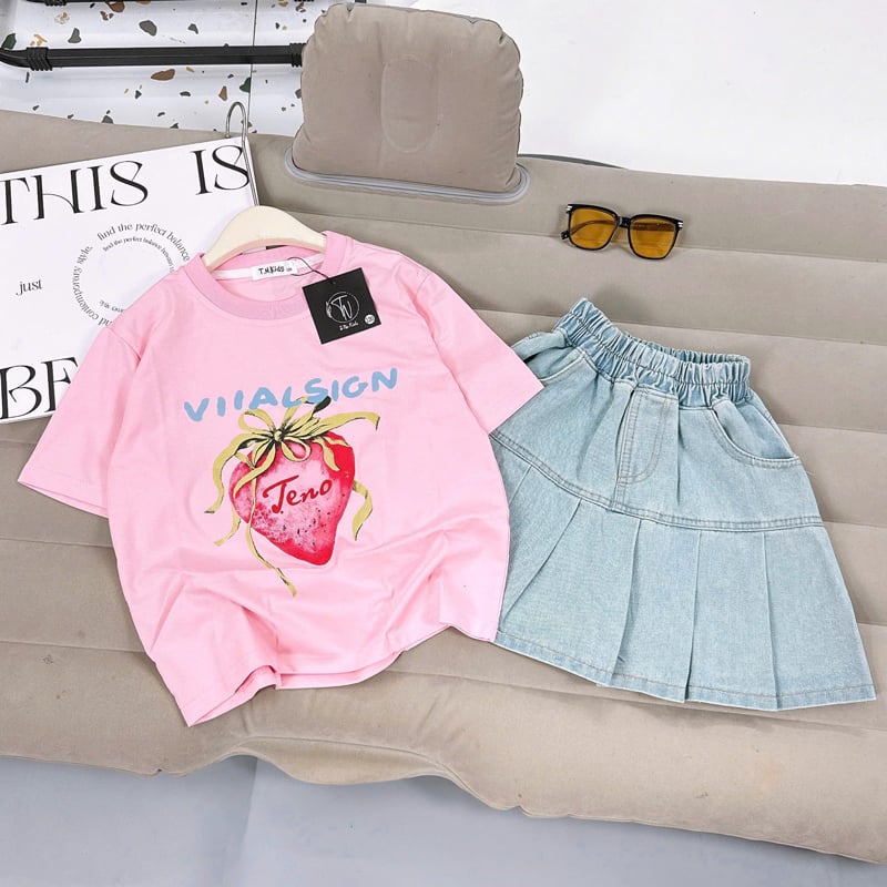 Bộ váy jean bé gái trái dâu