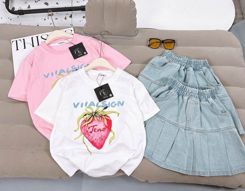 Bộ váy jean bé gái trái dâu