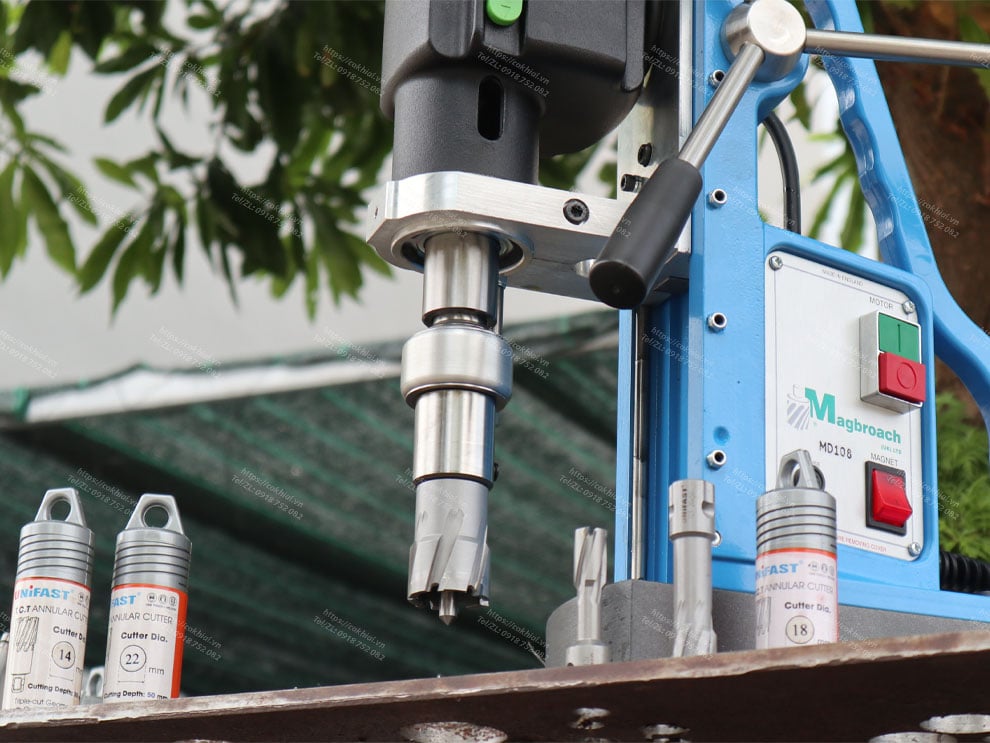 máy khoan từ sử dụng mũi khoan từ khoan lỗ kim loại