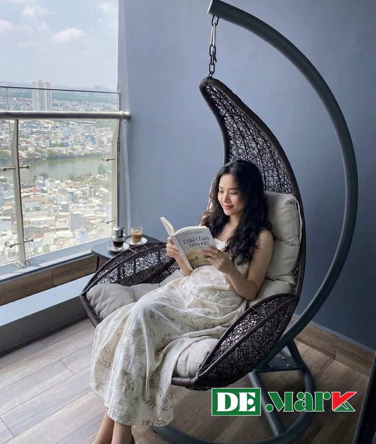 Xích đu ngoài trời tạo góc chill lý tưởng cho ban công và sân vườn