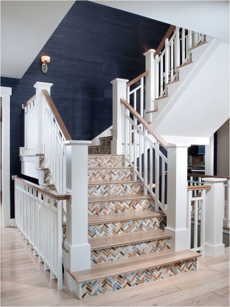 Gạch giả gỗ lát cầu thang với gạch bông