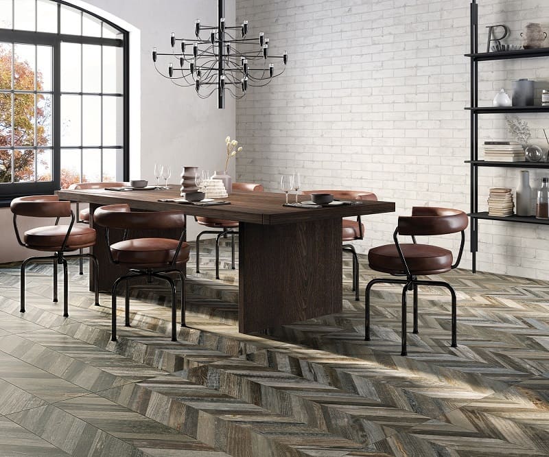 Lát nền bằng vân gỗ kết hợp cùng ốp tường giả đá