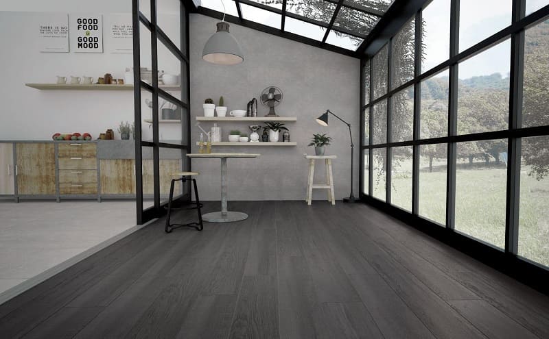 vân gỗ cùng tường đơn sắc