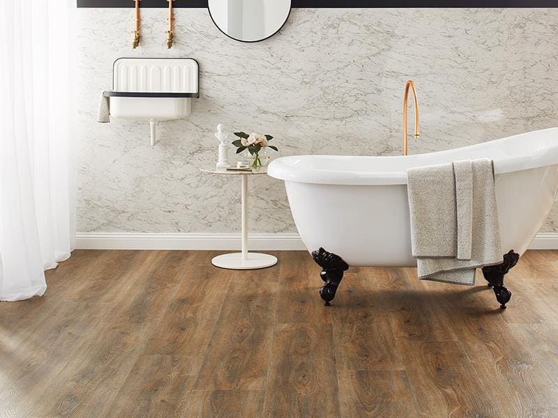 Phòng tắm với nền gạch vân gỗ