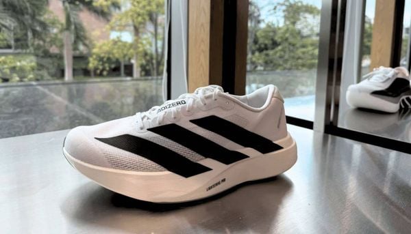 Adizero Evo SL nhẹ, êm, thiên về tốc độ