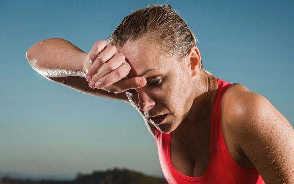 Mồ hôi ứ đọng, gây khó chịu và tăng nguy cơ sốc nhiệt