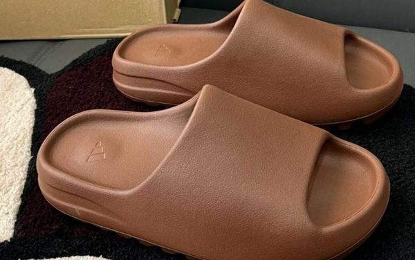 Dép thể thao nữ làm từ chất liệu EVA