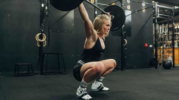 Nữ tập gym squat với giày tập luyện chuyên dụng