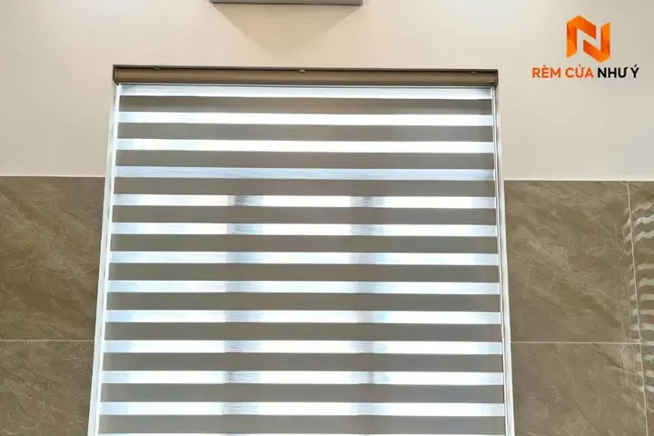 Bề mặt vải dệt 100% Polyester đan xen lớp lưới lấy sáng mang lại ánh sáng êm dịu.