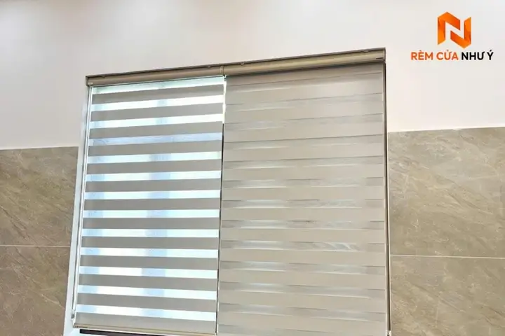 Kỹ thuật viên Như Ý Home trực tiếp khảo sát và lắp đặt rèm cầu vồng.