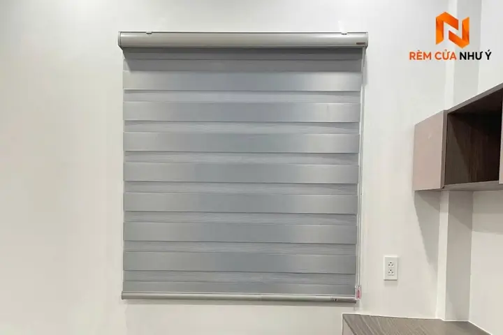 Bề mặt vải dệt 100% Polyester đan xen lớp lưới lấy sáng của rèm cầu vồng.