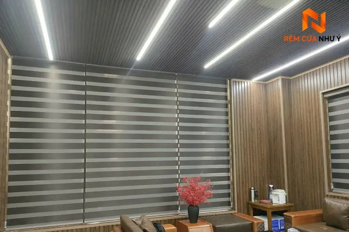 Rèm cầu vồng thiết kế hiện đại, điều chỉnh ánh sáng linh hoạt cho khung cửa sổ.