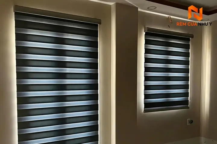 Rèm cầu vồng điều chỉnh ánh sáng linh hoạt cho khung cửa sổ phòng làm việc.