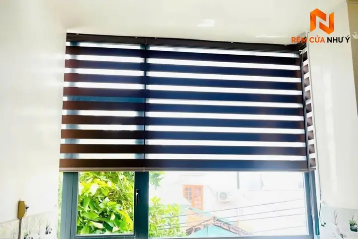 Bề mặt vải dệt của rèm cầu vồng LT 3023 mang lại ánh sáng êm dịu.