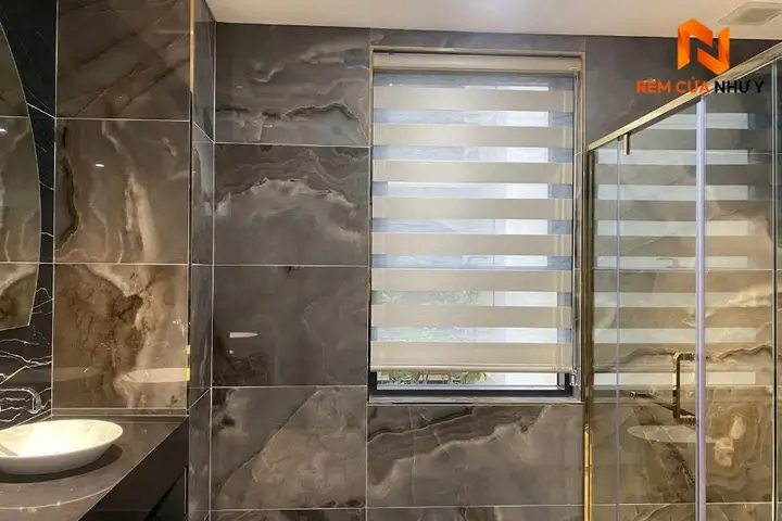 Rèm cầu vồng LT 3023 thiết kế hiện đại, điều chỉnh ánh sáng linh hoạt cho khung cửa sổ phòng làm việc.