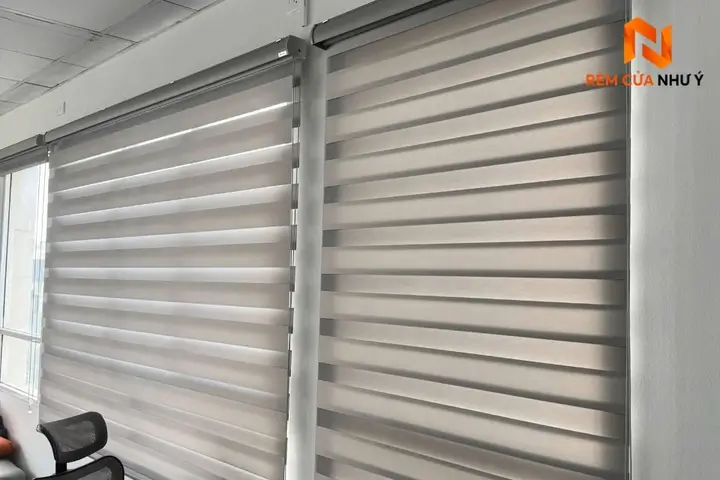 Rèm cầu vồng SY 403 thiết kế hiện đại cho khung cửa sổ phòng làm việc.