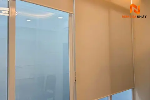 Bề mặt phủ nhựa Acrylic của rèm cuốn NY01 chống thấm nước, kháng bụi bẩn và lau chùi dễ dàng.