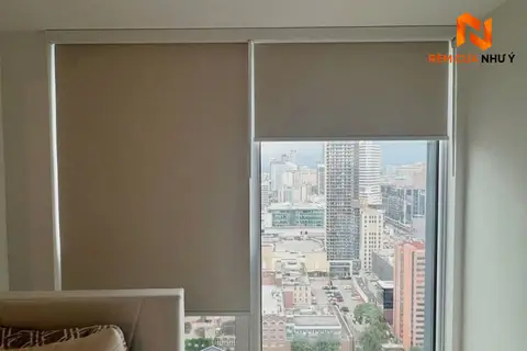 Rèm cuốn nhà phố NY01 thiết kế tối giản, cản sáng chống nóng hiệu quả cho khung cửa sổ phòng khách.