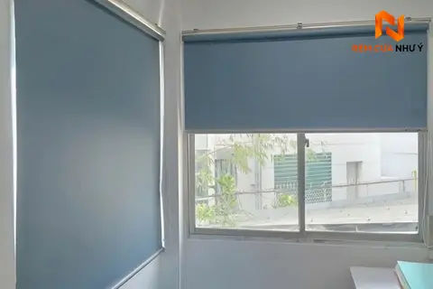 Kỹ thuật viên Như Ý Home trực tiếp khảo sát và thi công rèm cuốn NY01 chuẩn đẹp tại nhà phố của khách hàng.